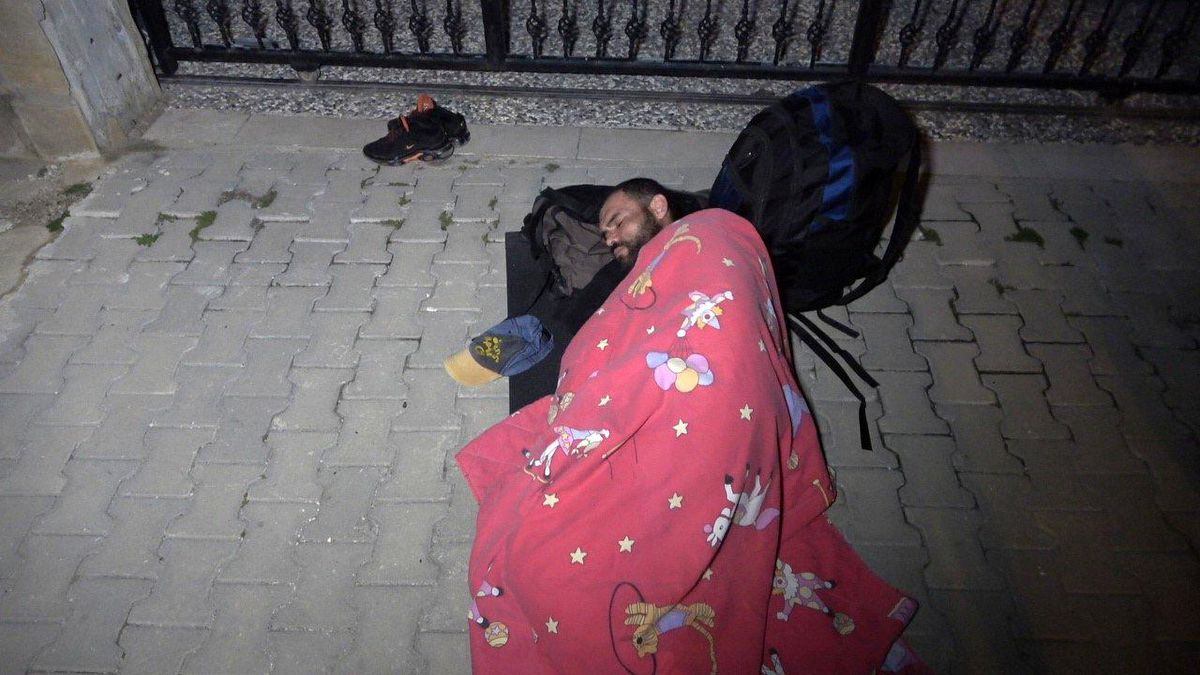 Lojman isteyen memur, sokağa yatak yorgan attı