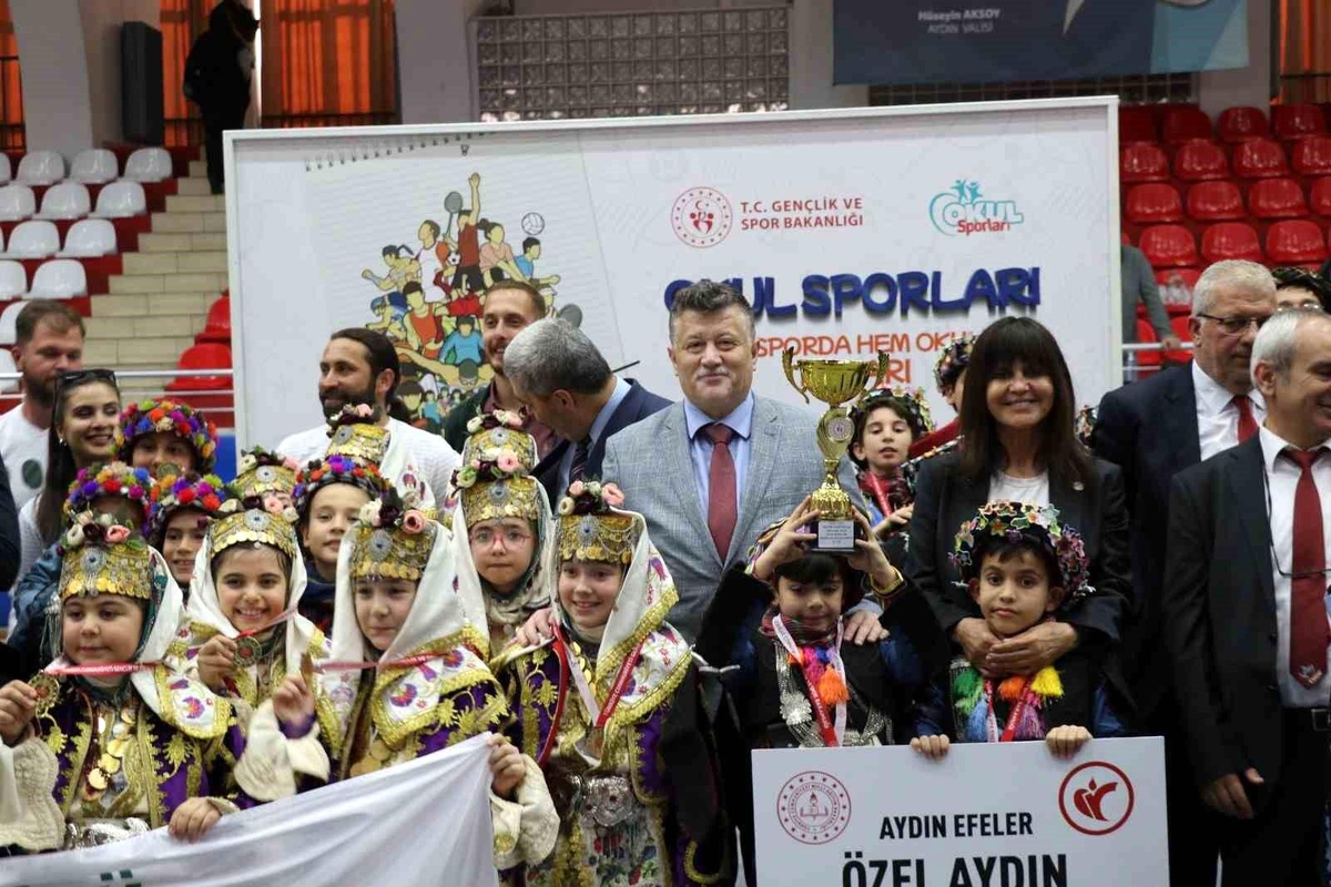 Okullar Arası Halk Oyunları Aydın İl Yarışması renkli görüntülere sahne oldu