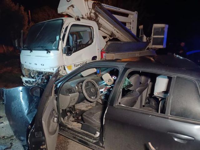 Yol ortasında duran araca vurmamak için manevra yaptı, vinçle çarpıştı: 2 ölü Yol ortasında duran araca vurmamak için manevra yaptı, vinçle çarpıştı: 2 ölü