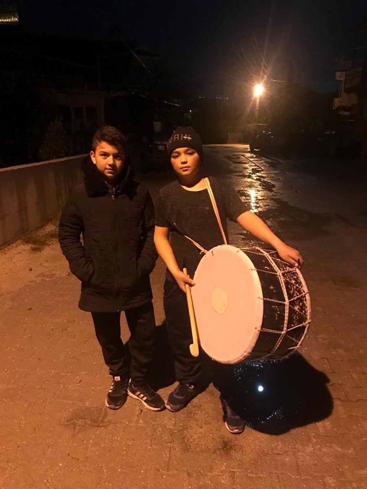 Ortaokul öğrencileri mahalleliyi sahura kaldırıyor