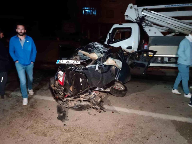 Yol ortasında duran araca vurmamak için manevra yaptı, vinçle çarpıştı: 2 ölü Yol ortasında duran araca vurmamak için manevra yaptı, vinçle çarpıştı: 2 ölü
