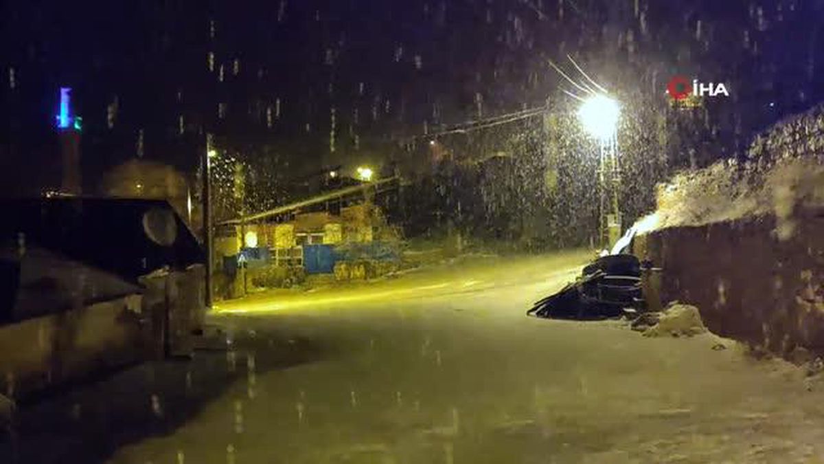 Sahur vaktinde yağan lapa lapa kar şaşırttı