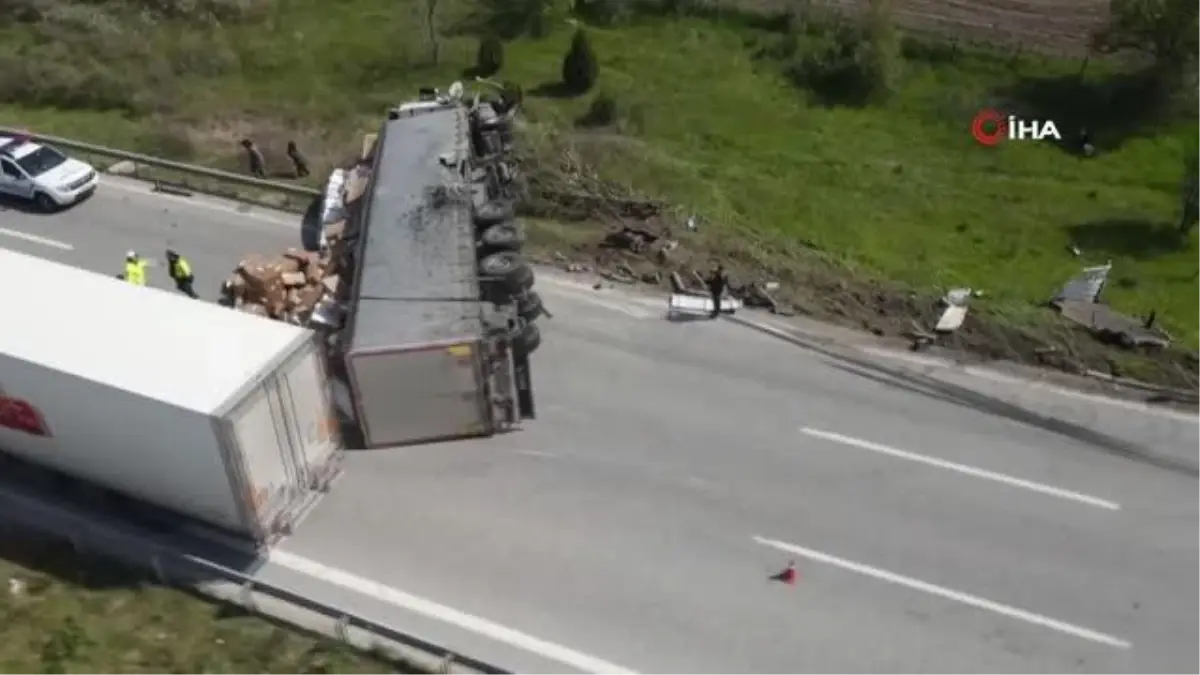 Seyir halindeki tır emniyet şeridindeki kamyoneti biçti
