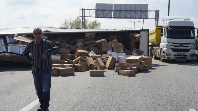 Seyir halindeki tır emniyet şeridindeki kamyoneti biçti