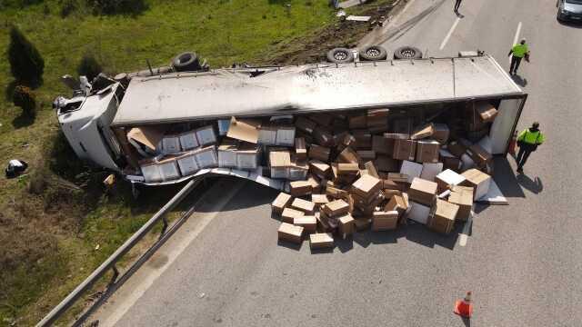 Seyir halindeki tır emniyet şeridindeki kamyoneti biçti