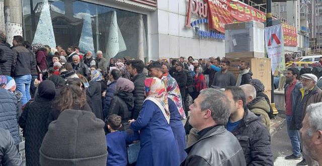 Sivas'ta mağazada indirim izdihamı Sivas'ta mağazada indirim izdihamı