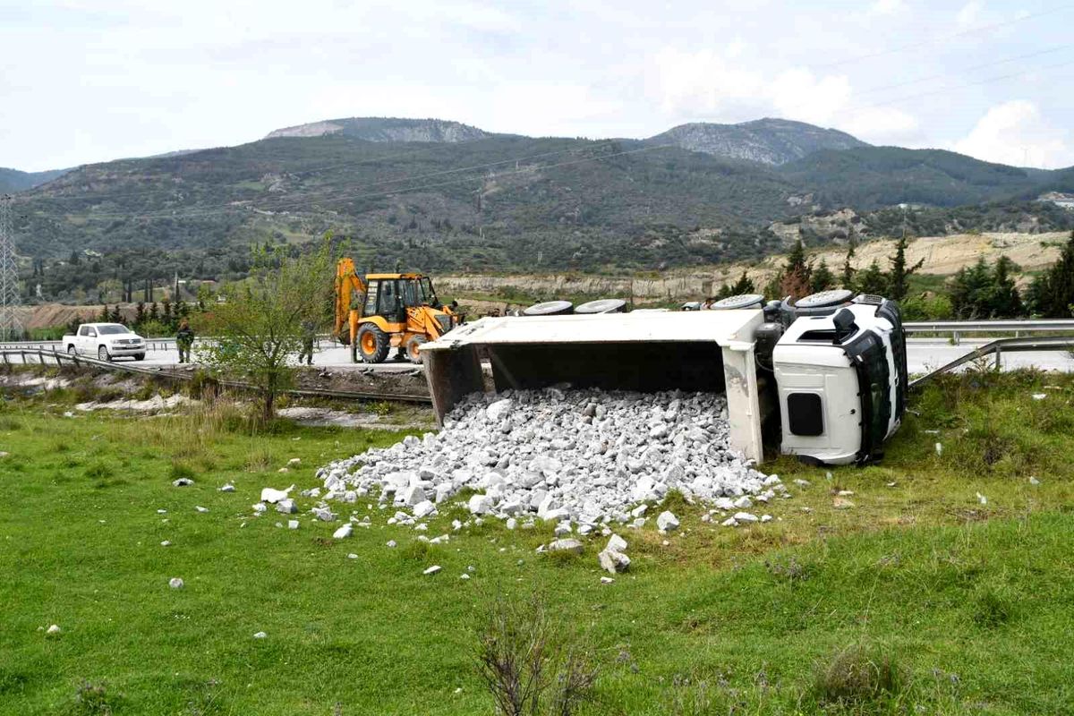 Söke\'de taş yüklü kamyon devrildi