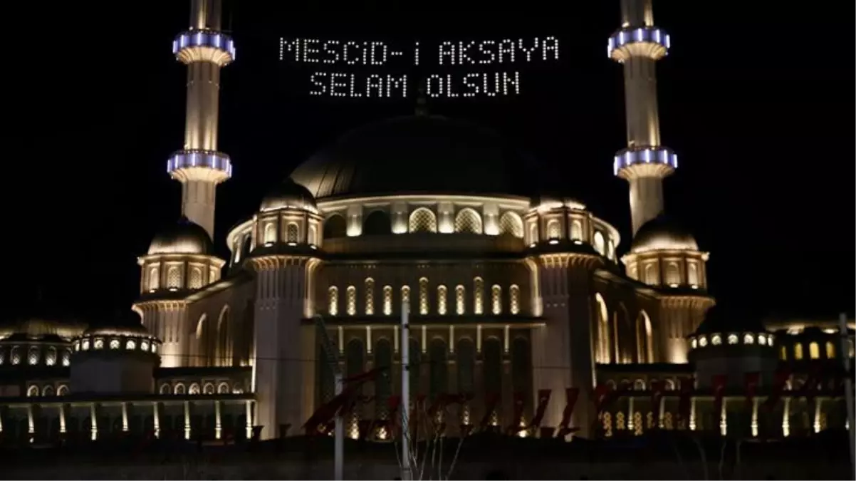 Taksim Camii\'ne \'\'Mescid-i Aksa\'ya selam olsun\'\' mahyası asıldı