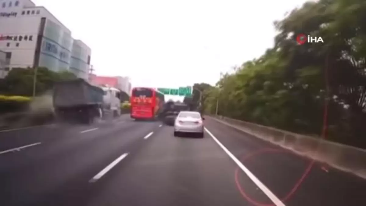 Tayvan'da kamyonun sıkıştırdığı araç kağıt gibi ezildi