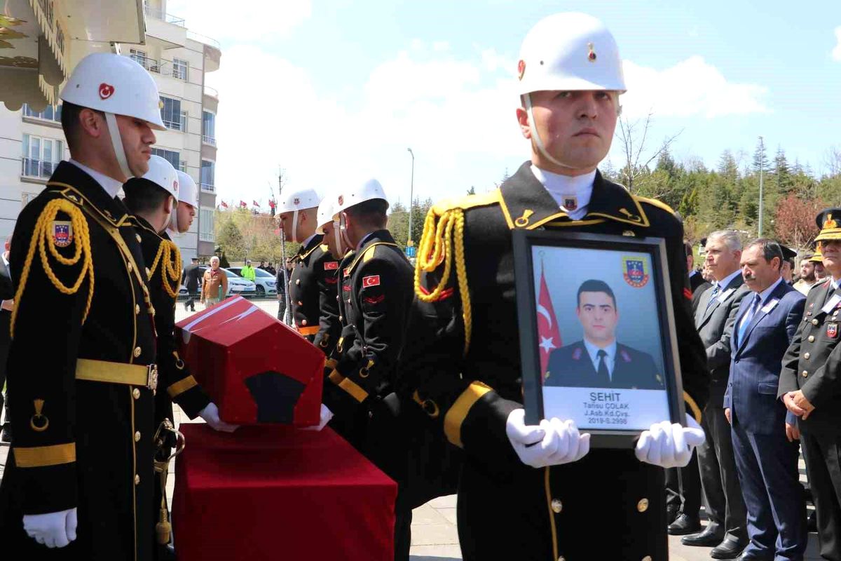 Trafik kazasında şehit olan astsubay son yolculuğuna uğurlandı