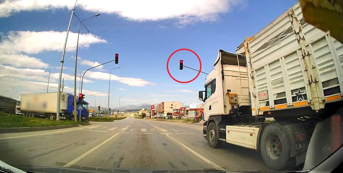 Trafikte tehlikeli hareketler kamerada