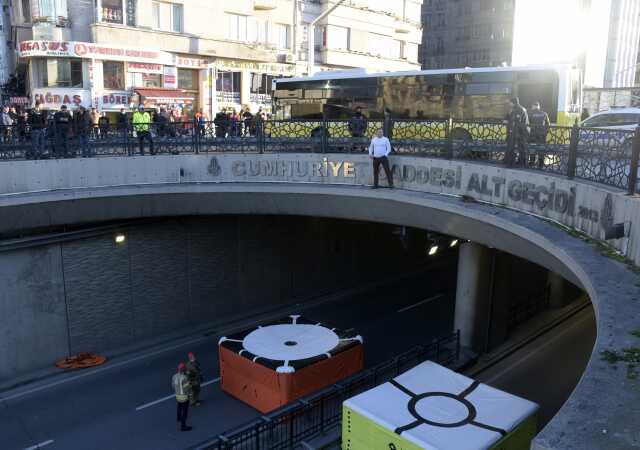 Ukraynalı eski polis, Taksim'de 'Savaşı durdurun' diyerek intihar girişiminde bulundu Ukraynalı eski polis, Taksim'de 'Savaşı durdurun' diyerek intihar girişiminde bulundu