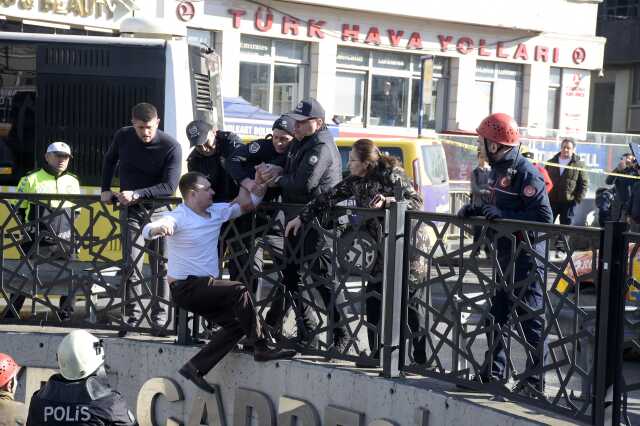 Ukraynalı eski polis, Taksim'de 'Savaşı durdurun' diyerek intihar girişiminde bulundu Ukraynalı eski polis, Taksim'de 'Savaşı durdurun' diyerek intihar girişiminde bulundu