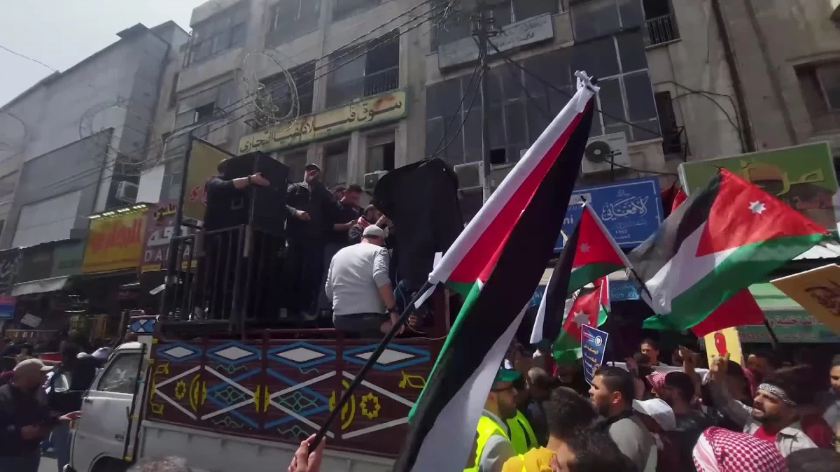 Ürdün\'de Yüzlerce Kişi Filistin\'e Destek İçin Yürüdü