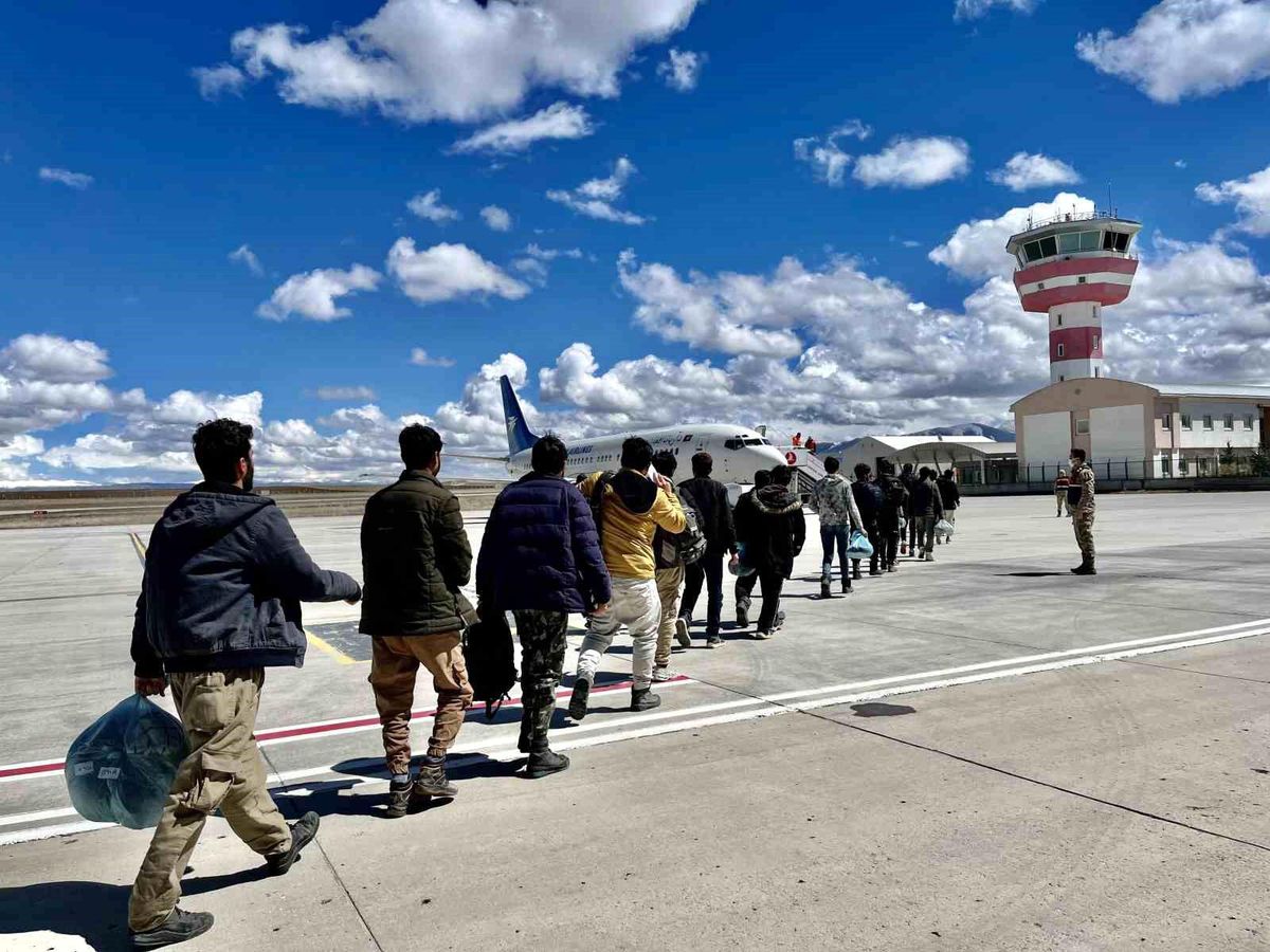 Ağrı'da 365 Afgan göçmen sınır dışı edildi