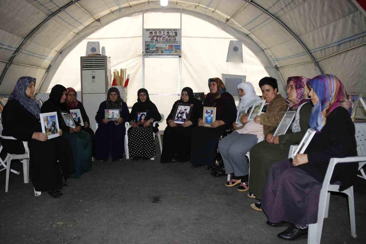 Ailelerin HDP ve PKK\'ya karşı evlat nöbeti devam ediyor