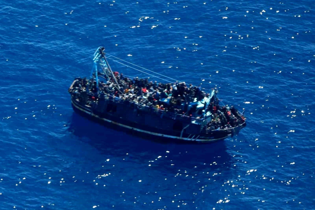 Akdeniz\'de 400 düzensiz göçmen kurtarılmayı bekliyor