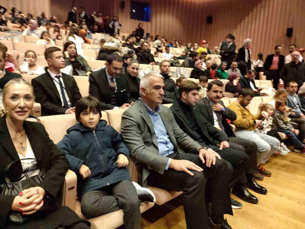 Bakan Ersoy: 'Dünyada ABD'den sonra en çok film ihraç eden ülkeyiz'
