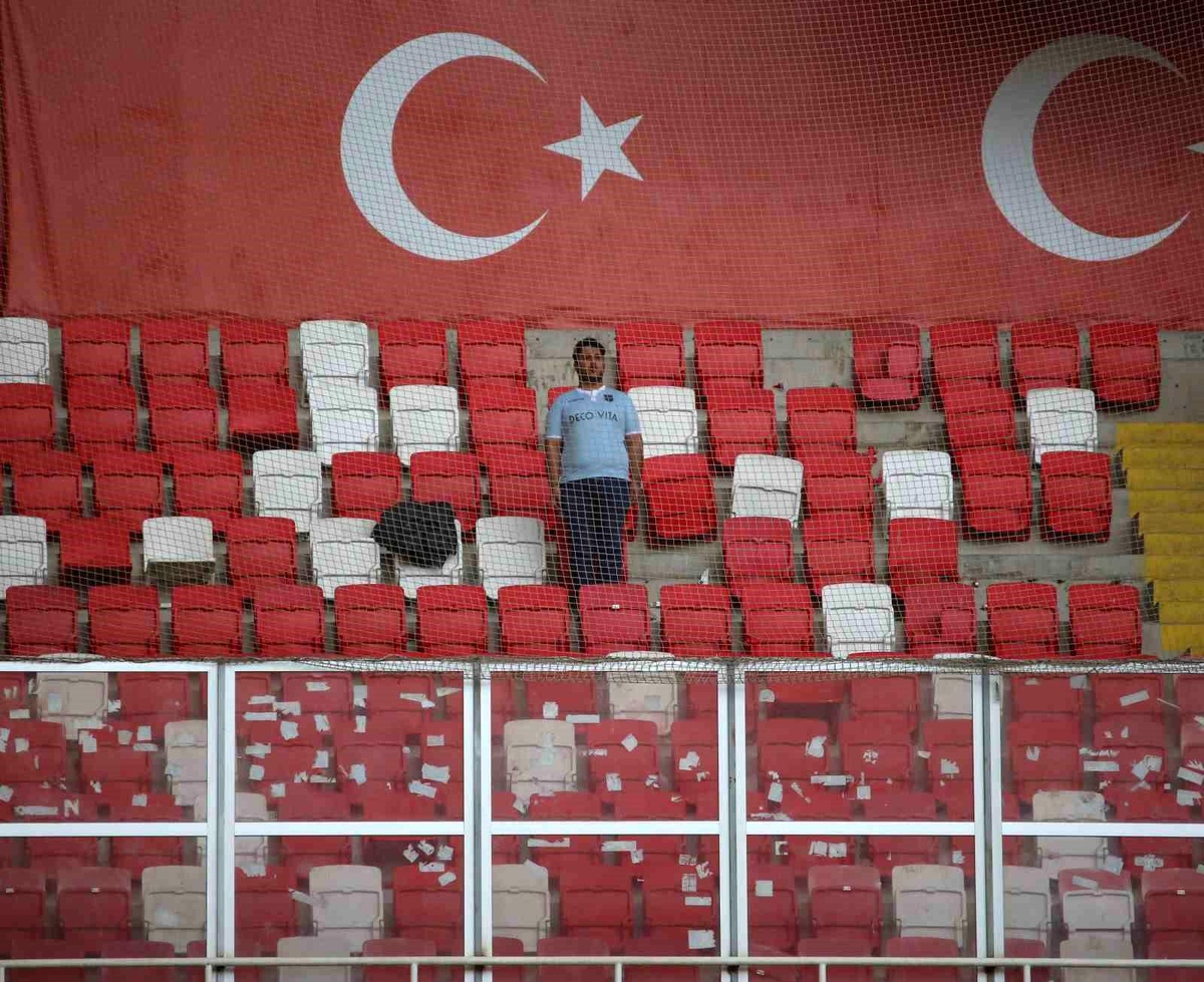 Başakşehir\'i, Sivasspor deplasmanında 1 taraftar destekledi