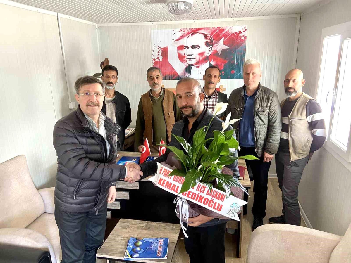 Burhaniye\'de Romanlar AK Partilileri çiçeklerle karşıladılar