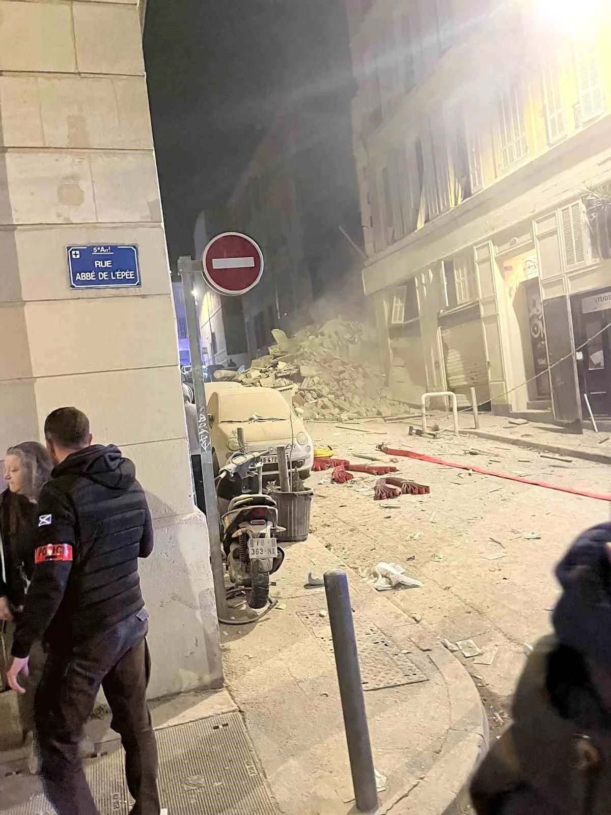 Fransa\'da binalar art arda çöktü: Yaklaşık 10 kişi enkaz altında kaldı