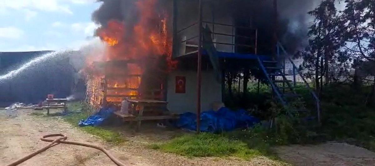 İşçilerin kaldığı konteyner alevlere teslim oldu