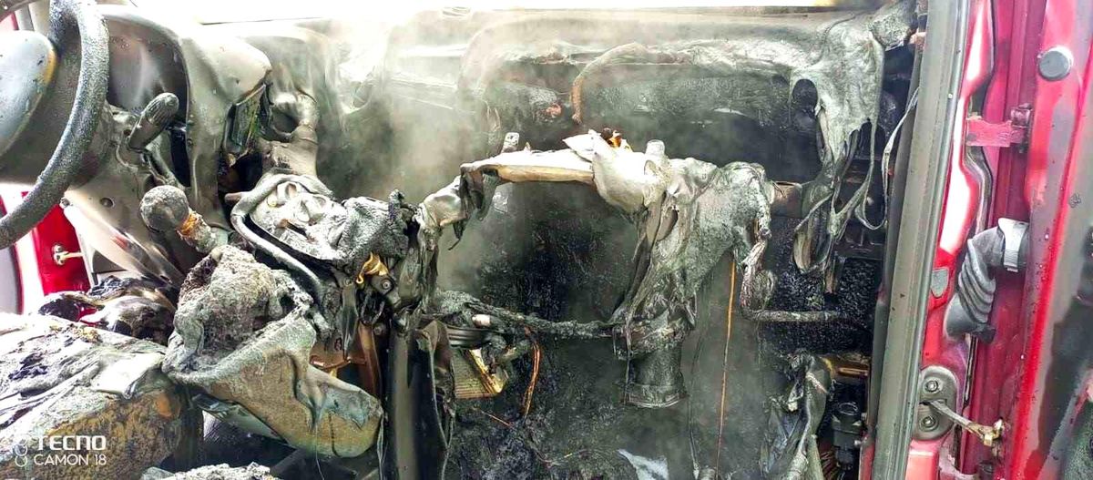 Isparta'da yanan otomobil kullanılamaz hale geldi