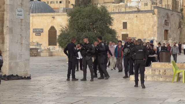 İsrail polisi, Filistinli gençlerin sabah namazı için Mescid-i Aksa'ya girişini engelledi