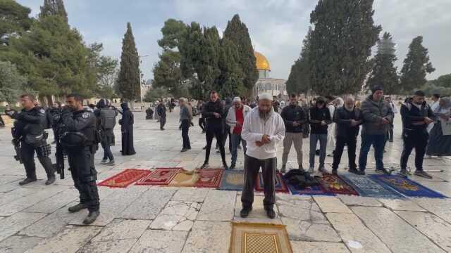 İsrail polisi, Filistinli gençlerin sabah namazı için Mescid-i Aksa'ya girişini engelledi