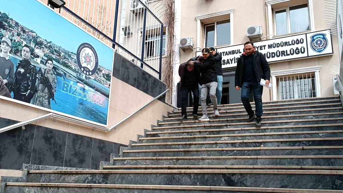 İstanbul\'da kendilerini polis ve savcı olarak tanıtarak insanları dolandıran 2 şüpheli yakalandı