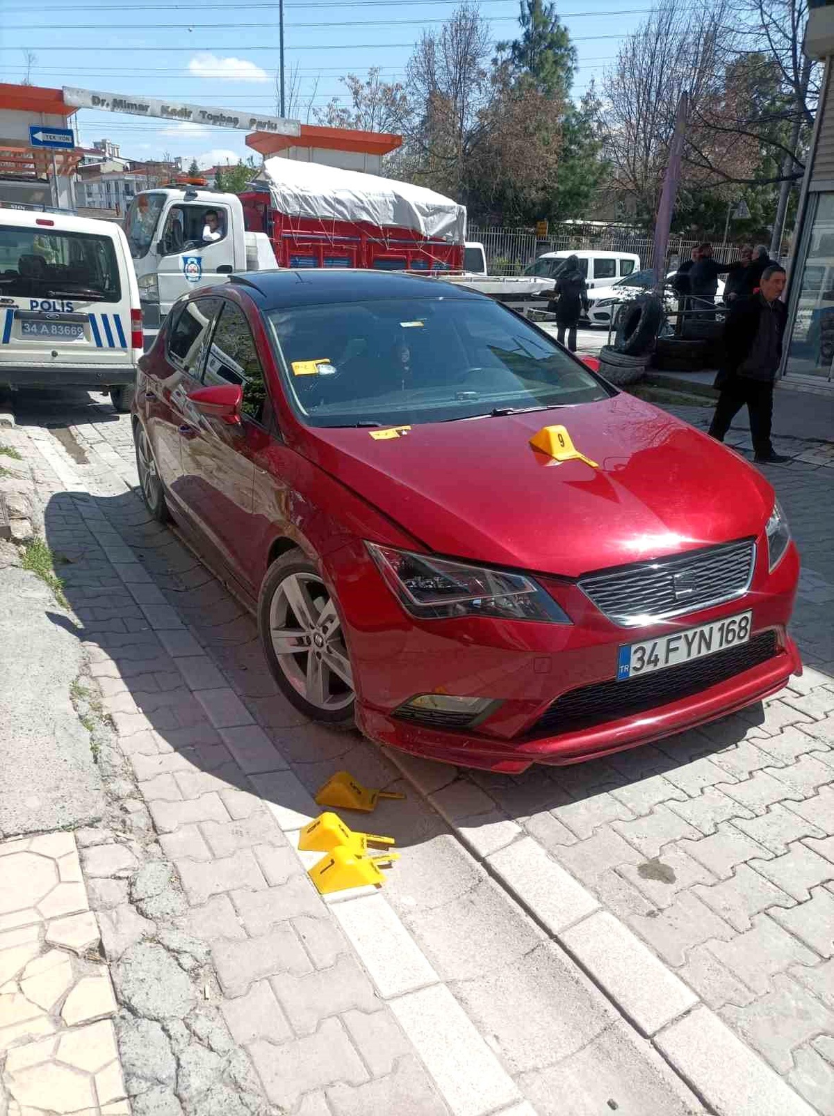 İstanbul\'da silahlı çatışma anları kameraya yansıdı