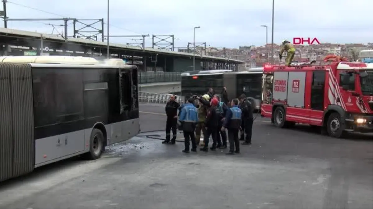 İSTANBUL-KADIKÖY\'DE METROBÜS YANGINI