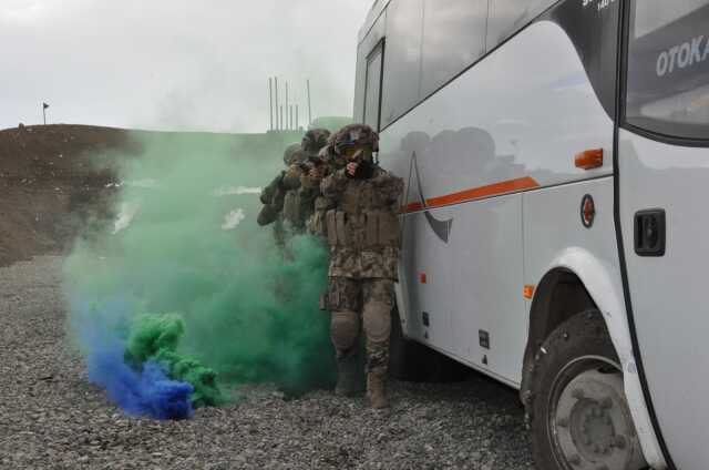 Kars'ta özel harekat polislerinden nefes kesen tatbikat! Operasyon gerçeği aratmadı Kars'ta özel harekat polislerinden nefes kesen tatbikat! Operasyon gerçeği aratmadı