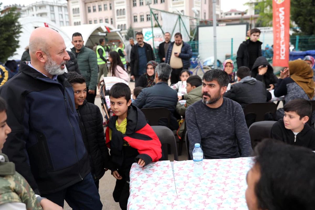 Kocasinan, Türkoğlu\'nda her gün bin kişiye iftar yemeği ile 16 bin sıcak ekmek dağıtıyor