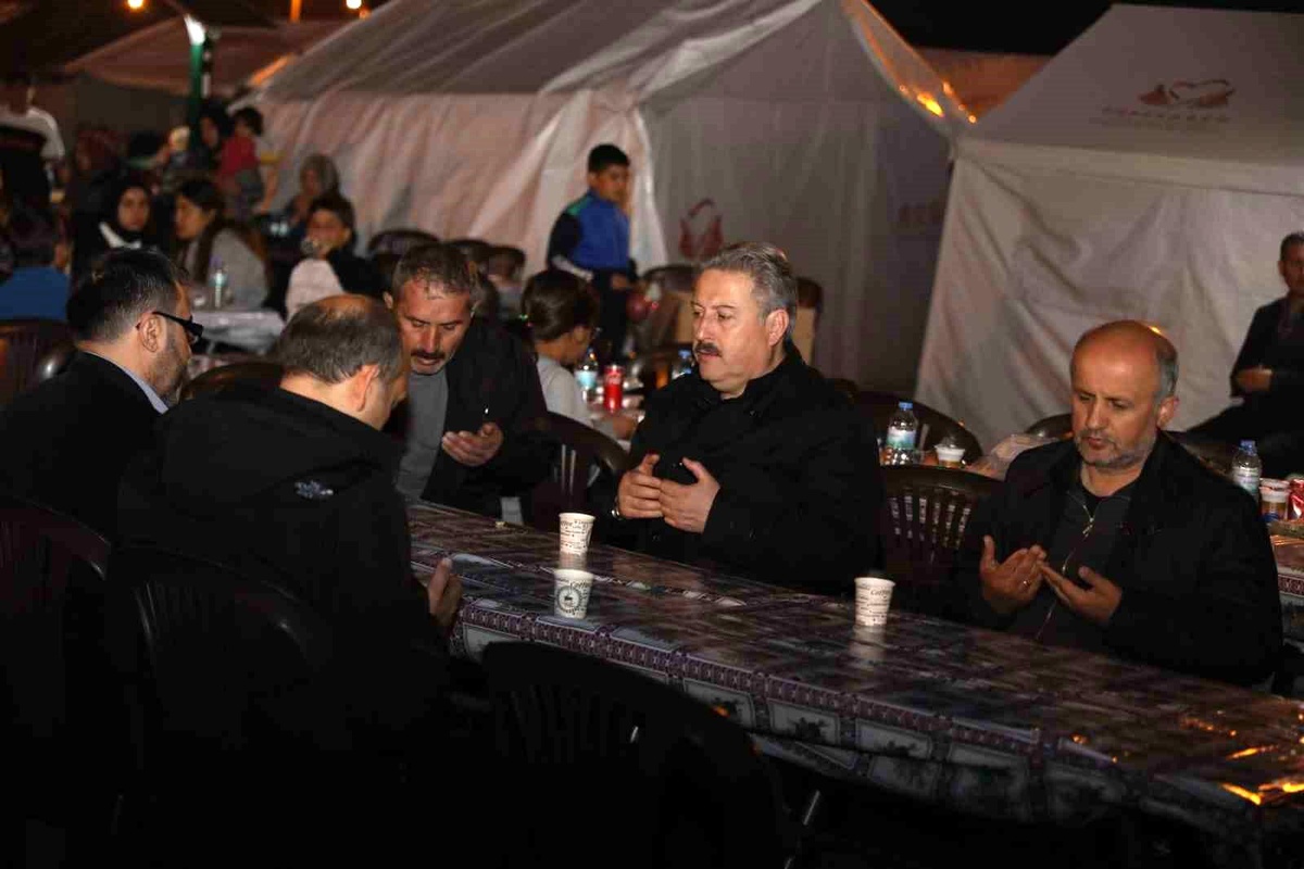 Melikgazi Belediyesi\'nden Çin Mahallesi\'ndeki Çadırkentte iftar beraberliği