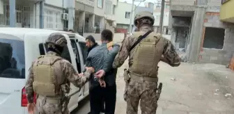 Mersin'de 77 adrese şafak vakti kökünü kurutma operasyonu