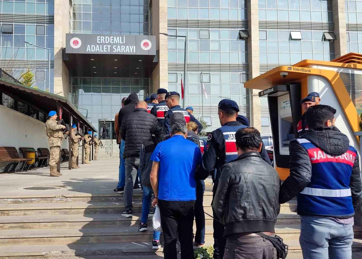 Mersin\'de jandarmanın düzenlediği kökünü kurutma operasyonunda 25 tutuklu
