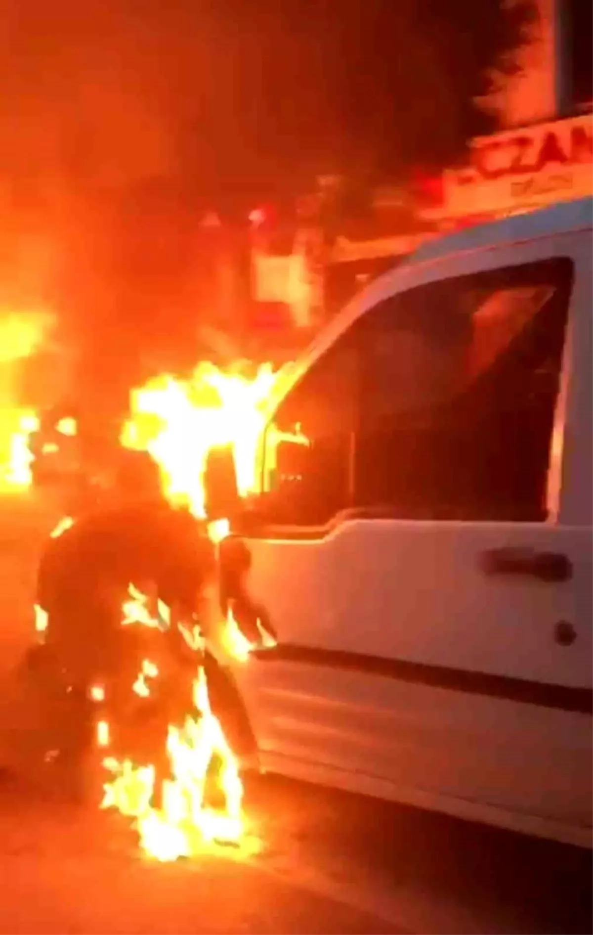 Park halindeki minibüs ve hafif ticari araç alev alev yandı