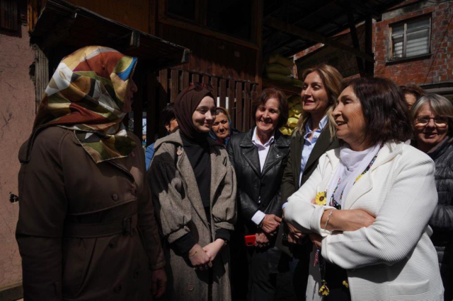 Selvi Kılıçdaroğlu'nun başörtülü kadınlarla dikkat çeken diyaloğu: Bugüne kadar birbirimizi dinlemedik