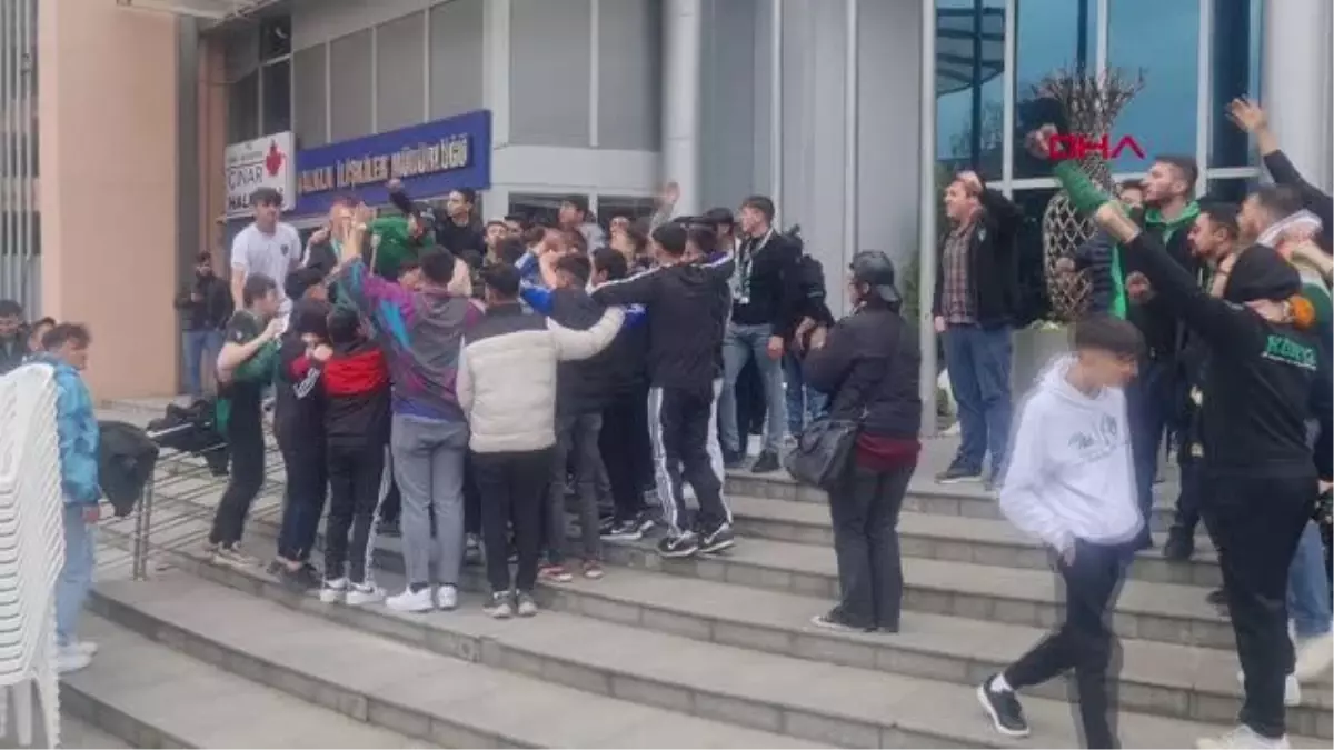 SPOR Seyircisiz oynama cezası olan Kocaelispor'un taraftarları, maçı dev ekranda izledi