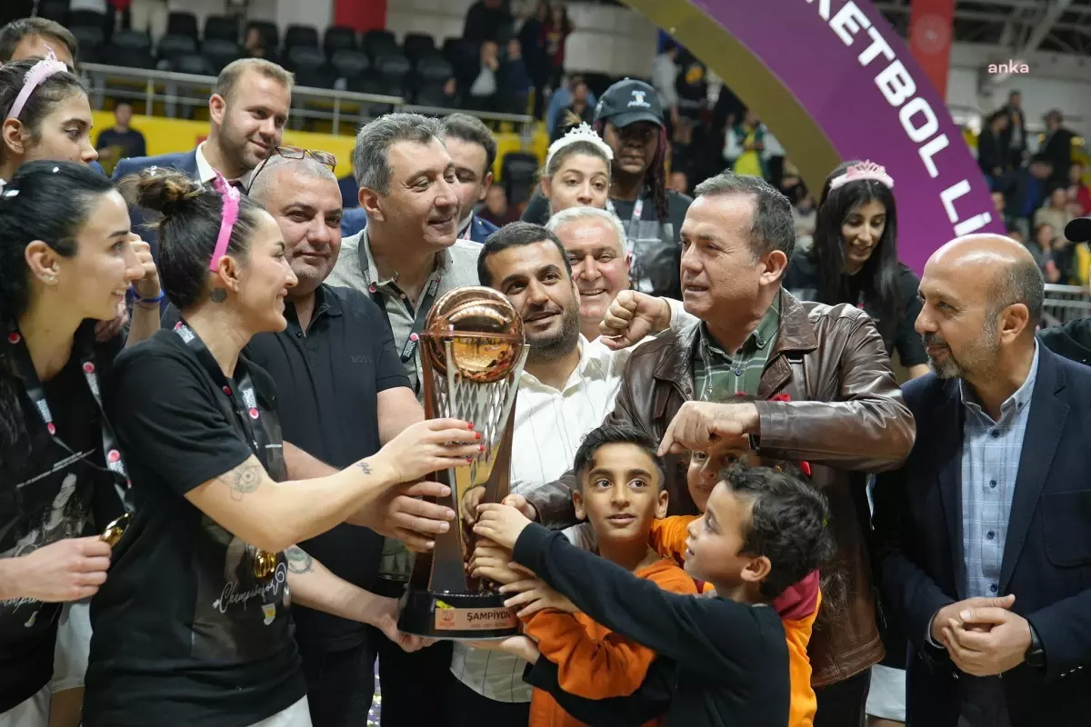 Tarsus Belediyesi Kadın Basketbol Takımı, Ligi Şampiyon Olarak Tamamladı