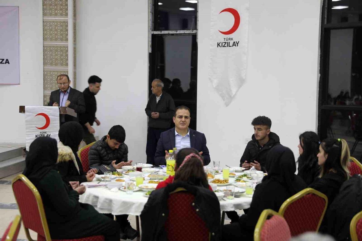 Hakkari\'de yetim çocuklar için iftar programı düzenlendi