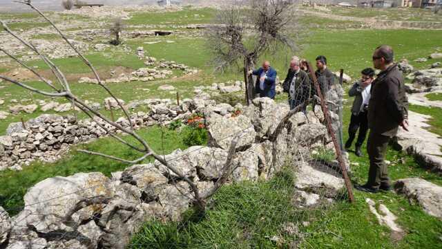 Yılın sadece 20 günü yaşıyor, köylüler başında nöbet tutuyor: Cezası araba fiyatında