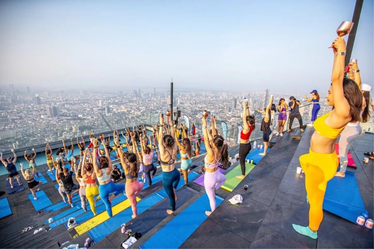 Yoga Severler Bangkok\'un Zirve Noktasında Buluştu