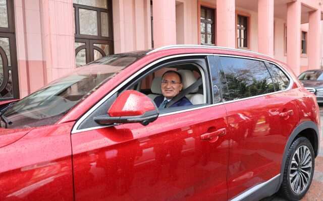 Adalet Bakanı Bekir Bozdağ, Togg ile ilk sürüşünü gerçekleştirdi Adalet Bakanı Bekir Bozdağ, Togg ile ilk sürüşünü gerçekleştirdi