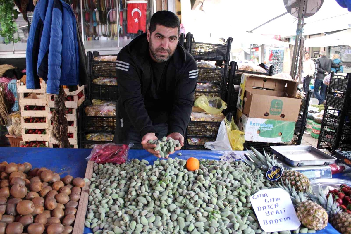 Aydın\'da çağla, kilosu 70 liradan tezgahlara indi