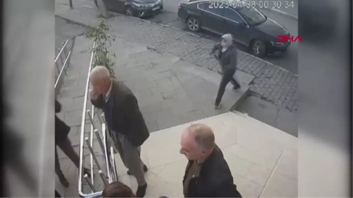  BAĞCILAR\'DA 2 KİŞİNİN YARALANDIĞI SİLAHLI SALDIRI KAMERADA