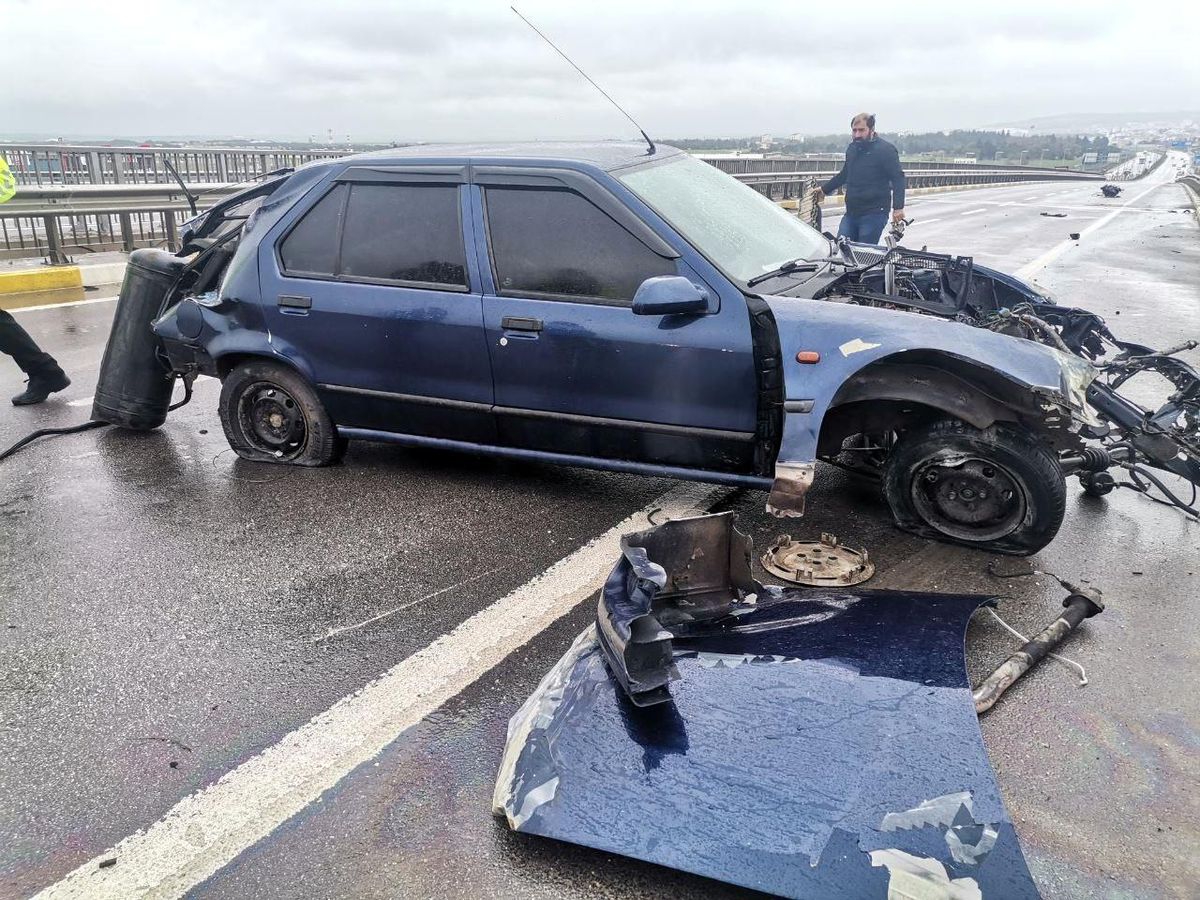Bandırma\'da trafik kazasında aracın motoru 25 metre uçtu