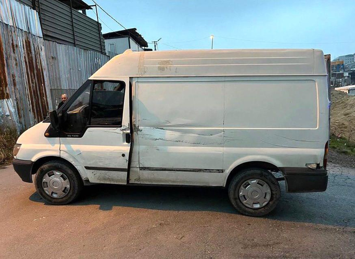 Beylikdüzü\'nde hırsızlar kaçtı, ihbarı yapan aile polislerle birlikte kovalamacaya katıldı