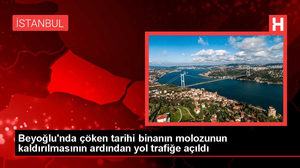 Beyoğlu'nda çöken tarihi binanın molozunun kaldırılmasının ardından yol trafiğe açıldı
